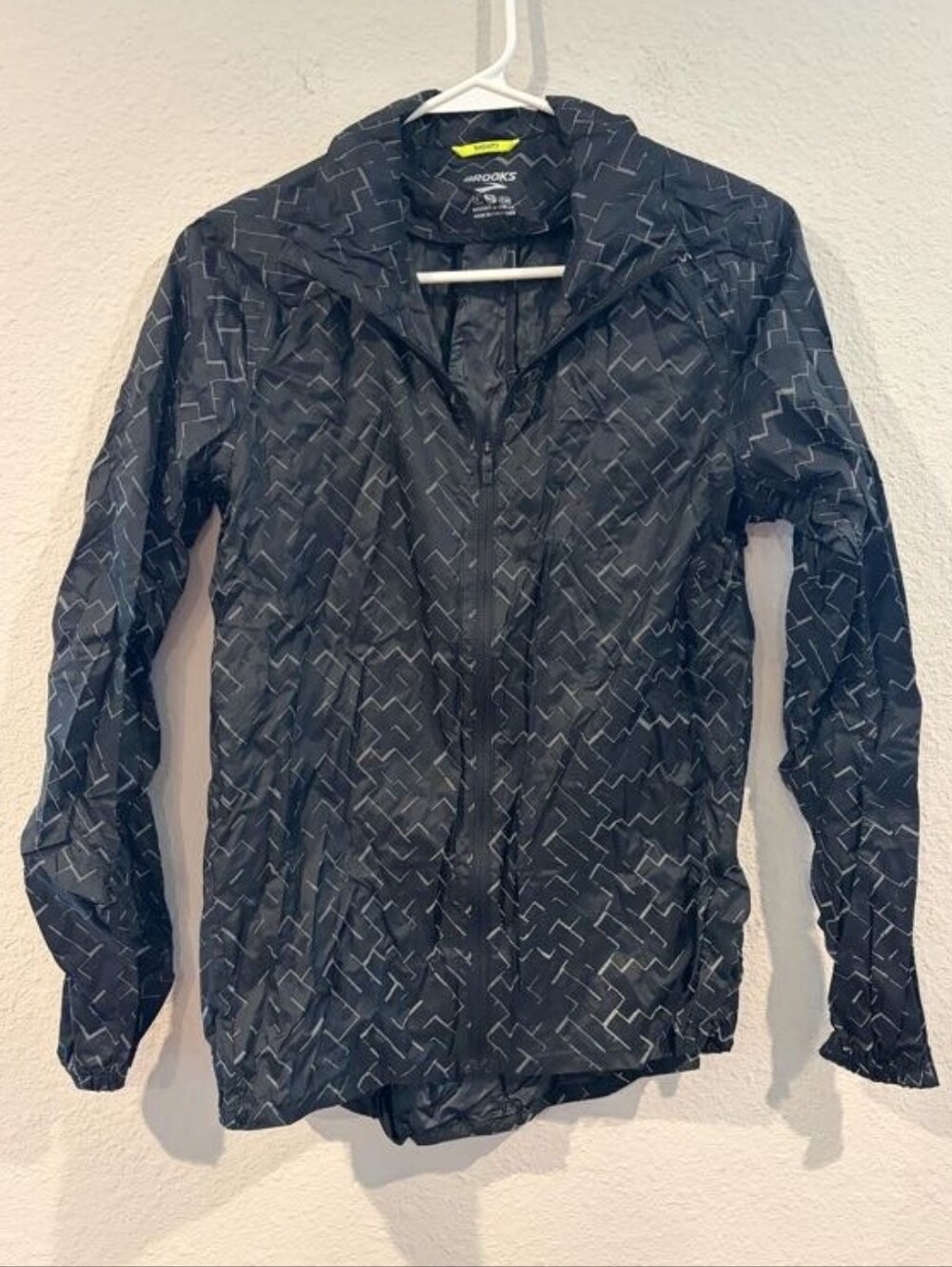 Brooks Womens Black Grey AOP Fill Zip Hooded Packable Windbreaker Jacket Size S
